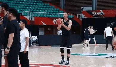 易建联篮球巨星风采与成长历程揭秘