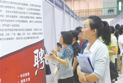 上海人才招聘会，温情故事交织，友情、梦想与家的碰撞时刻
