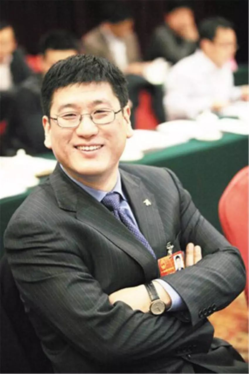 演员曹杰，小巷深处的魅力与美食秘境探索