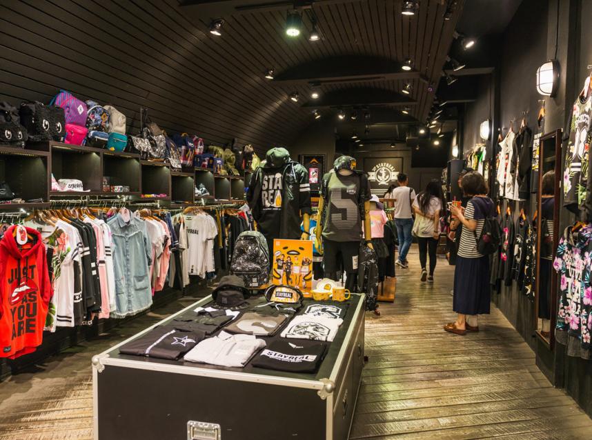 科技重塑时尚，上市服装店智能引领未来潮流